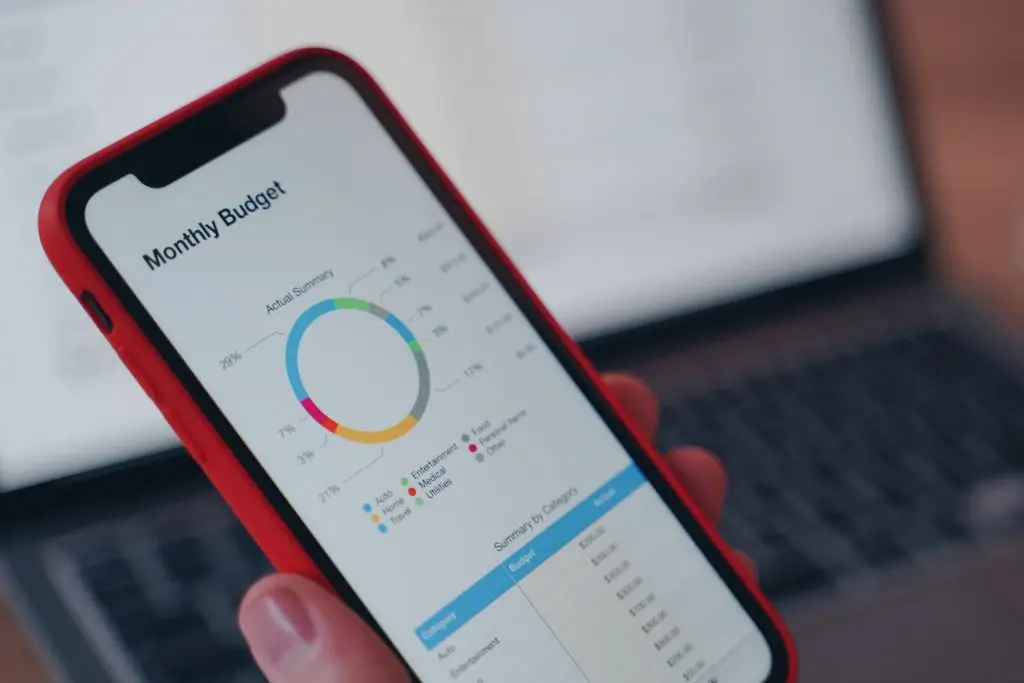 Man holding a smartphone, representing using one of the best budgeting apps to track spending and manage money